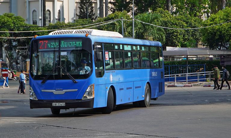 Hành khách đang lên xuống xe buýt tuyến 83 tại Bến xe Củ Chi, cho thấy sự nhộn nhịp của tuyến ngắn