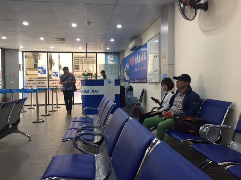 Hành khách đang thao tác đặt vé xe trực tuyến trên điện thoại thông minh