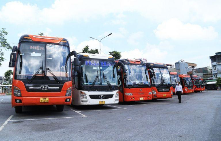 Hành khách lên xe đi TP. Hồ Chí Minh tại Bến xe liên tỉnh Đắk Lắk