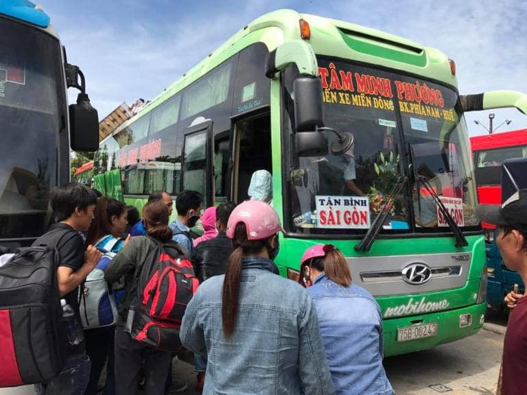 Hành khách lên xe tại điểm đón của Nhà xe Tâm Minh Phương