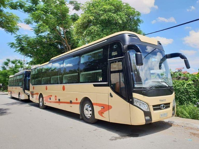 Hành khách lên xe tuyến Vĩnh Yên đi Quảng Ninh