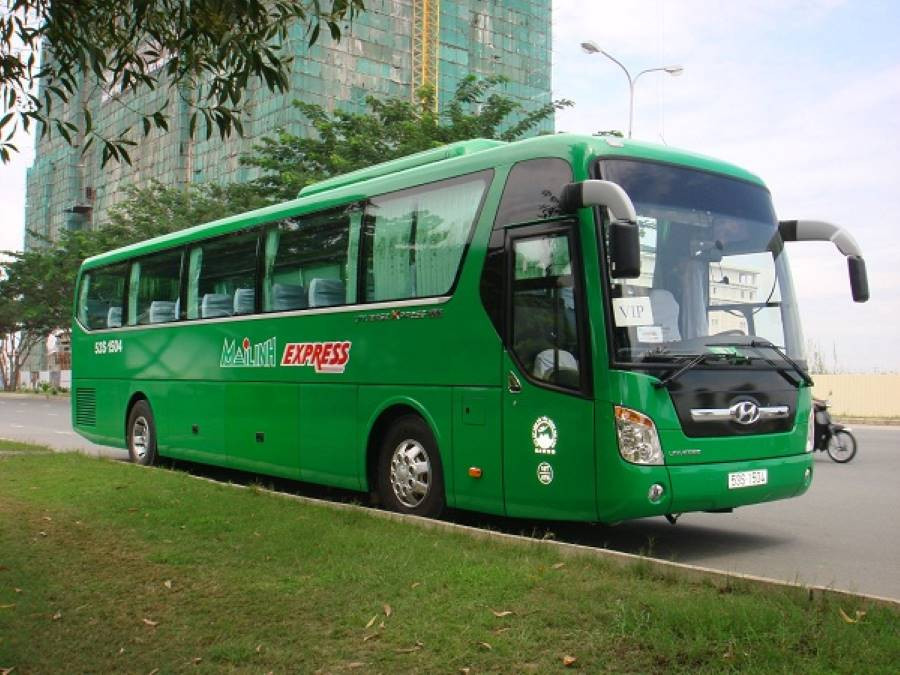 Hành khách lên xuống xe khách tại bến xe Vĩnh Long