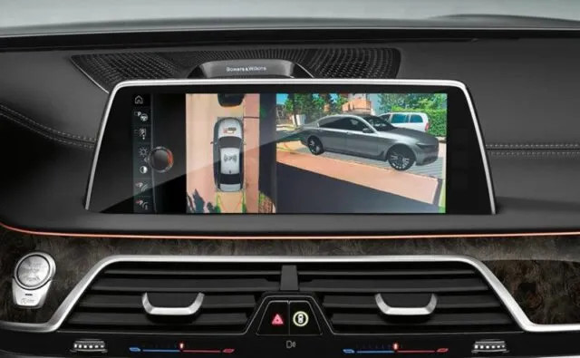 Hệ thống camera 360 độ và cảm biến hỗ trợ đỗ xe trên BMW 740Li Pure Excellence 2021.