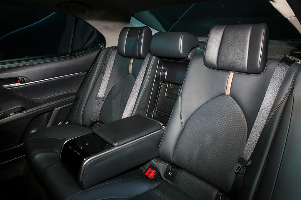 Hệ thống ghế ngồi bọc da cao cấp trên Toyota Camry