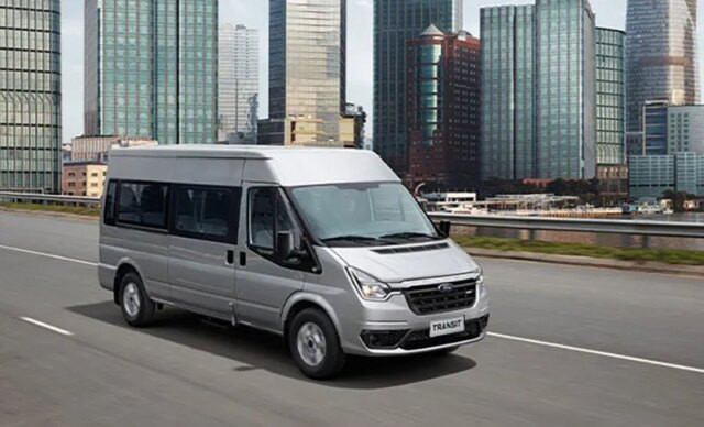 Hệ thống treo sau của xe Ford Transit 2023, thể hiện cấu trúc nhíp lá