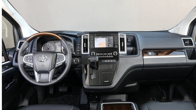 Hình ảnh bảng điều khiển trung tâm và màn hình giải trí của Toyota Granvia