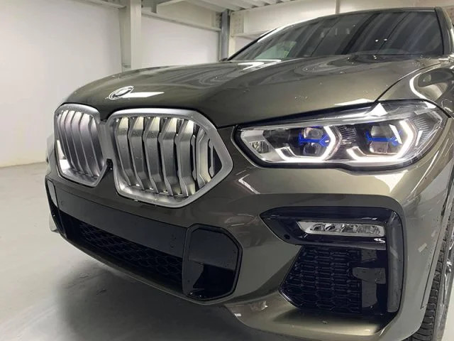 Hình ảnh bên hông BMW X6 M Sport 20 inch và đường mái coupe đặc trưng