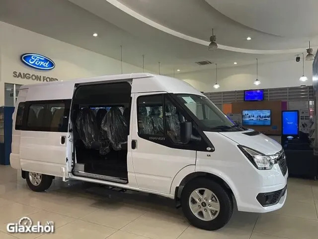 Hình ảnh bên hông xe Ford Transit 2023, làm nổi bật cửa trượt và kích thước tổng thể