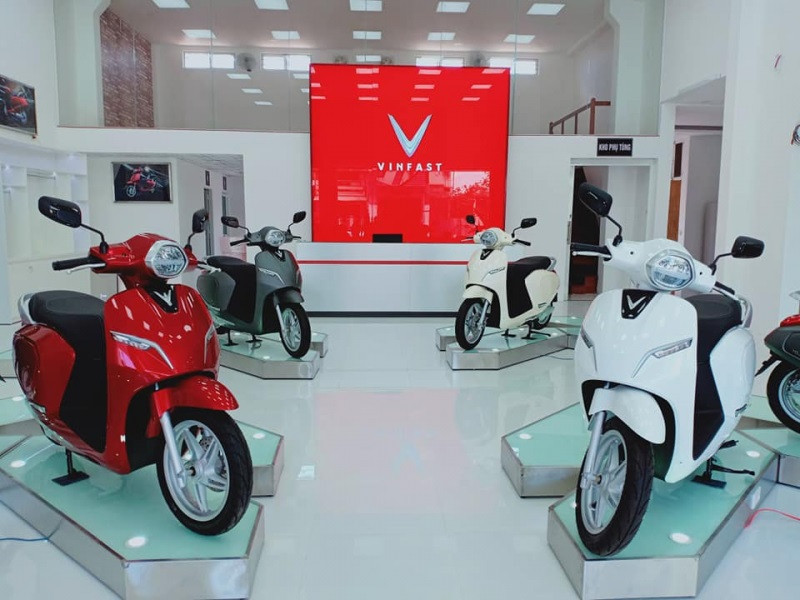 Hình ảnh cận cảnh cụm tay lái và tay phanh của xe máy điện
