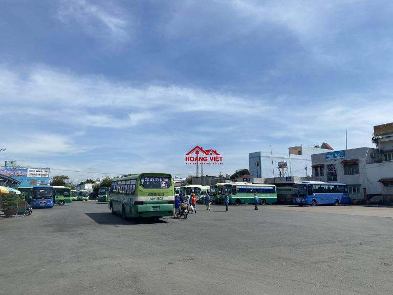 Hình ảnh cận cảnh khu vực nhà chờ hoặc cổng vào Bến xe Củ Chi đã được nâng cấp, cho thấy sự cải thiện cơ sở vật chất