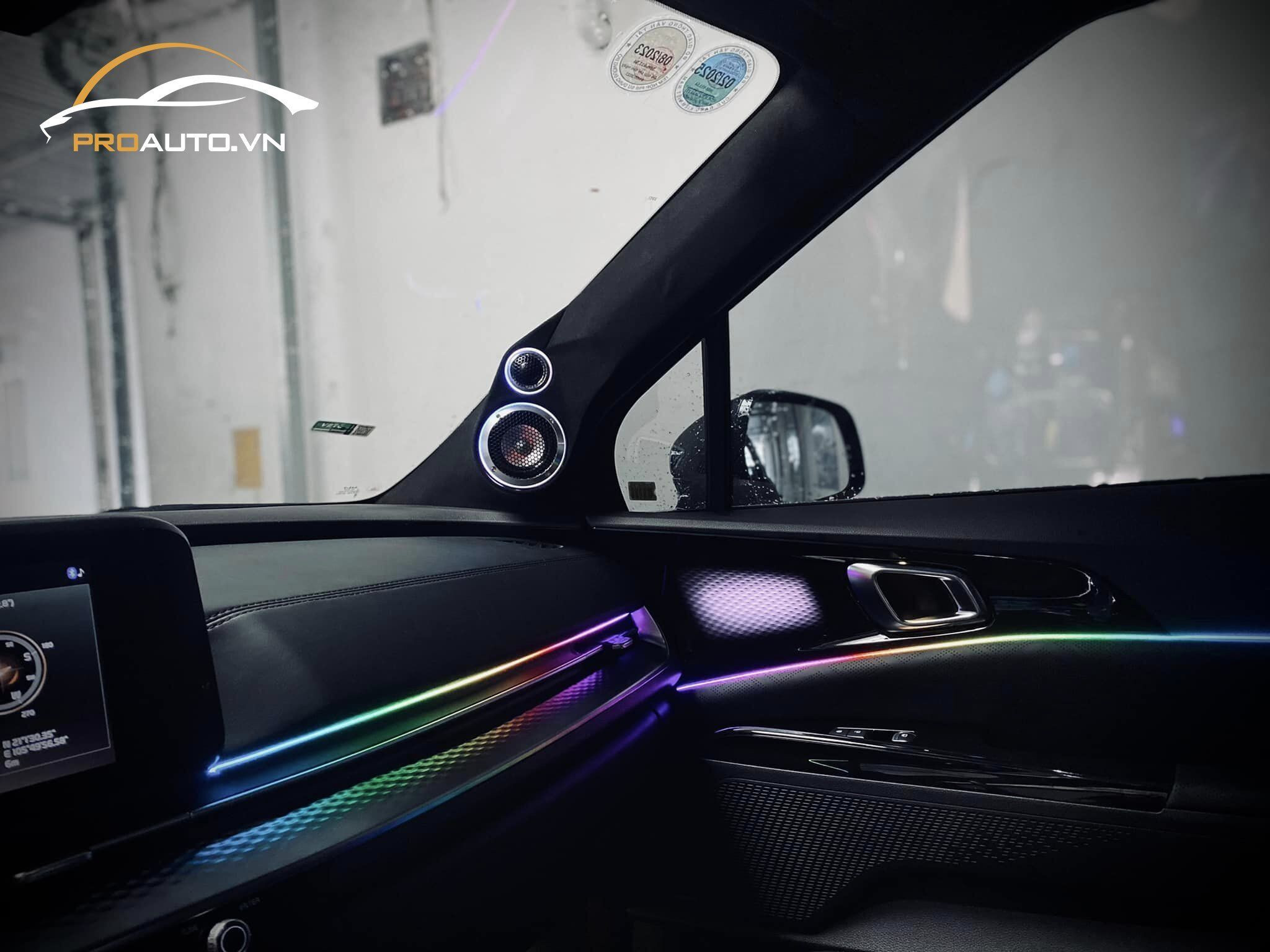 Hình ảnh đèn Led nội thất ô tô được lắp đặt trên tappi cửa