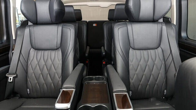 Hình ảnh hàng ghế sau rộng rãi và tiện nghi của Toyota Granvia