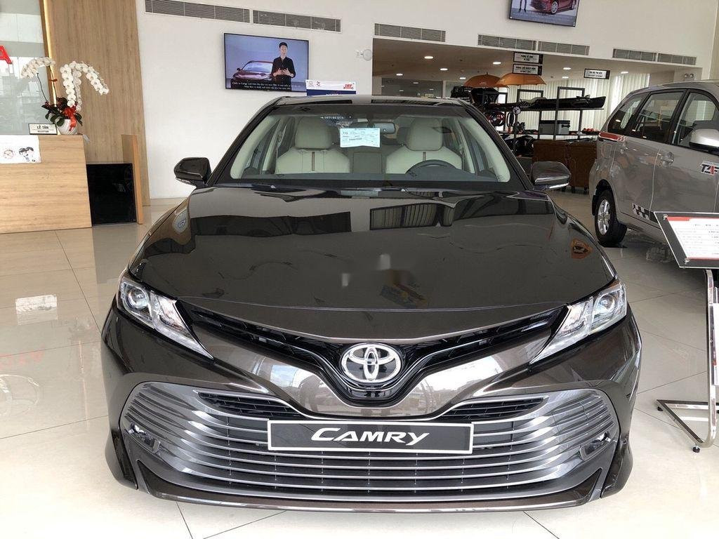 Hình ảnh một chiếc Toyota Camry màu đen đang đậu trong bãi đỗ xe