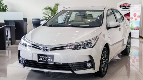 Hình ảnh một chiếc Toyota Corolla Altis màu trắng đang di chuyển trên đường