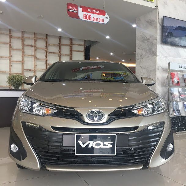Hình ảnh một chiếc Toyota Vios màu đỏ đang di chuyển trên đường
