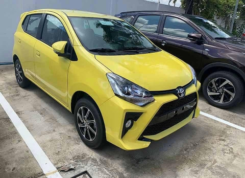 Hình ảnh một chiếc Toyota Wigo màu vàng đang đậu tại đại lý