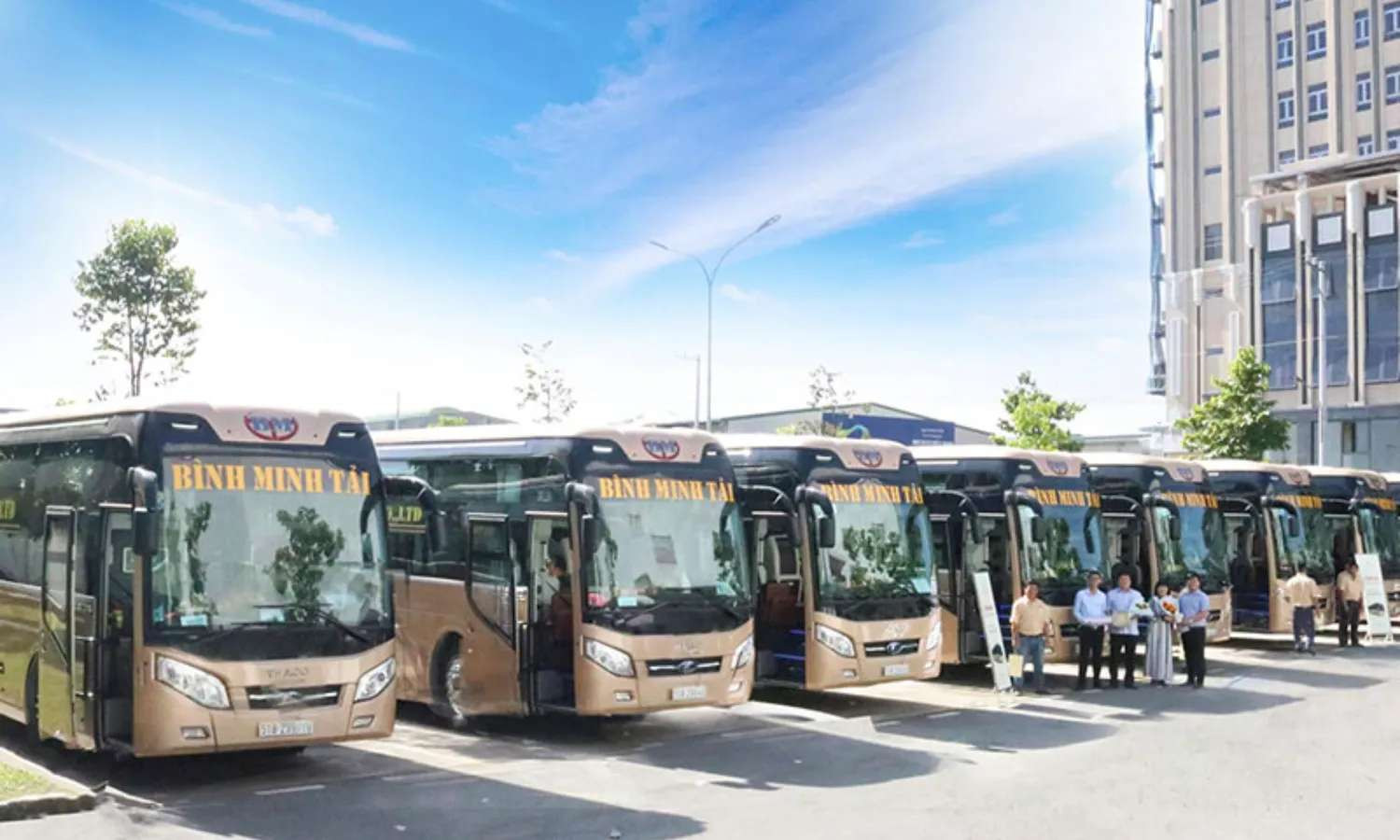 Hình ảnh một chiếc xe khách chất lượng cao chạy tuyến liên tỉnh