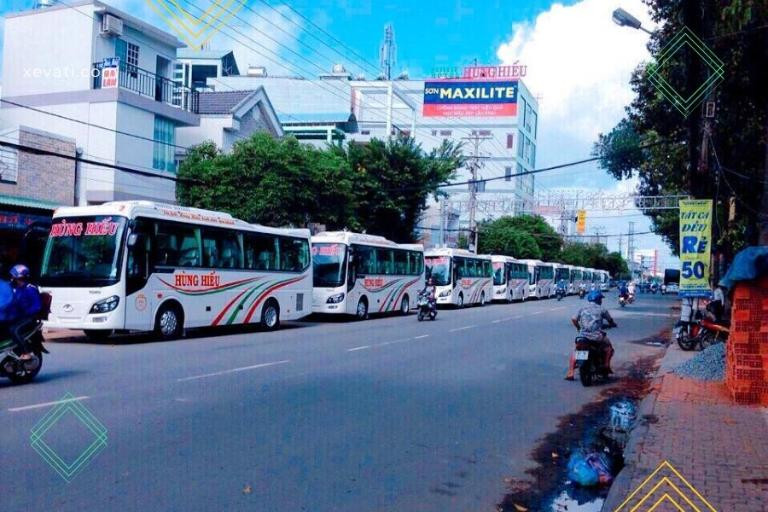 Hình ảnh một hành khách đang kiểm tra thông tin vé trước khi lên xe