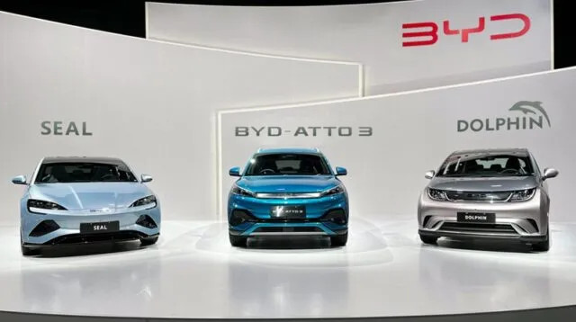 Hình ảnh ngoại thất xe ô tô điện BYD Atto 3 màu xanh đậu trên đường