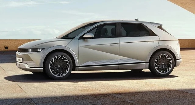 Hình ảnh ngoại thất xe ô tô điện Hyundai Ioniq 5 màu bạc đậu trong showroom