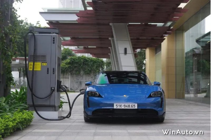 Hình ảnh ngoại thất xe thể thao điện Porsche Taycan màu xanh ngọc bích đậu ngoài trời