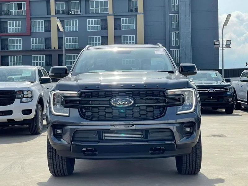 Hình ảnh phần đầu xe Ford Everest Sport 2025 với lưới tản nhiệt đen mờ