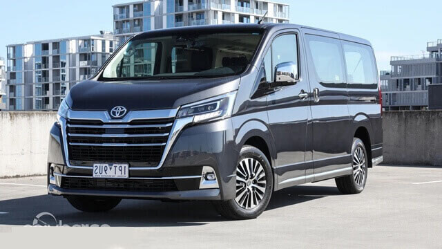 Hình ảnh phía trước xe Toyota Granvia với lưới tản nhiệt lớn và đèn LED
