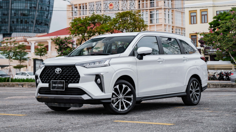 Hình ảnh so sánh tổng thể hai phiên bản Veloz Cross CVT và CVT Top