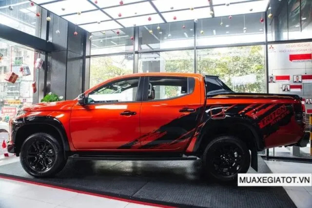 Hình ảnh thân xe Mitsubishi Triton 2023 nhìn từ bên hông, nổi bật các đường dập nổi