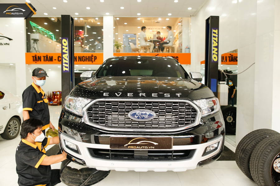 Hình ảnh thi công sơn phủ gầm Ford Everest khi xe còn mới