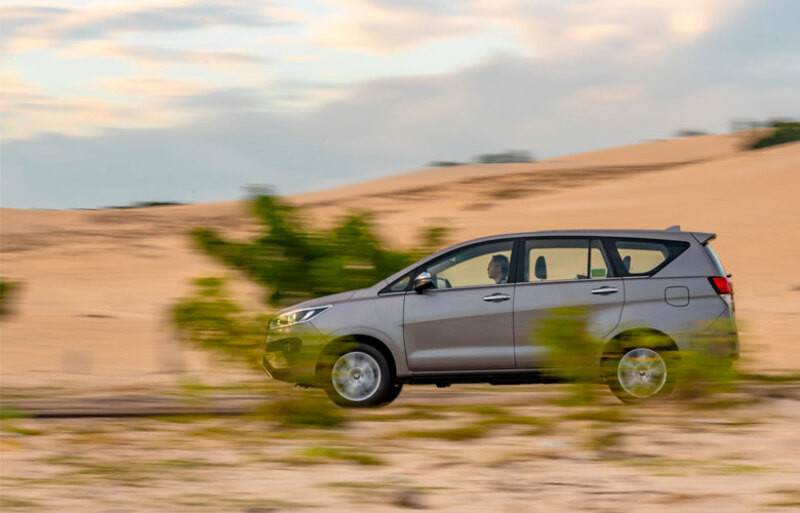 Hình ảnh Toyota Innova 2022 trên đường