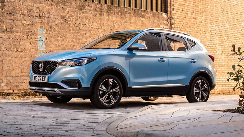 Hình ảnh xe điện MG ZS EV màu xanh dương đang sạc, tìm hiểu giá xe MG điện