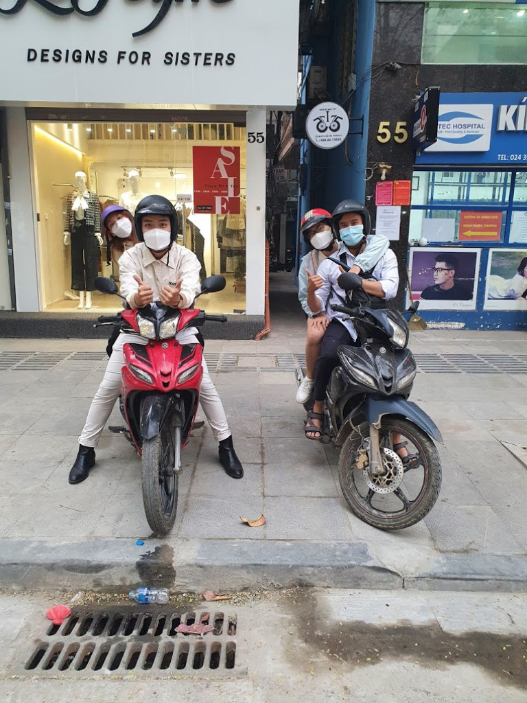 Hình ảnh xe máy đậu tại cửa hàng Bon Bon ở Đống Đa