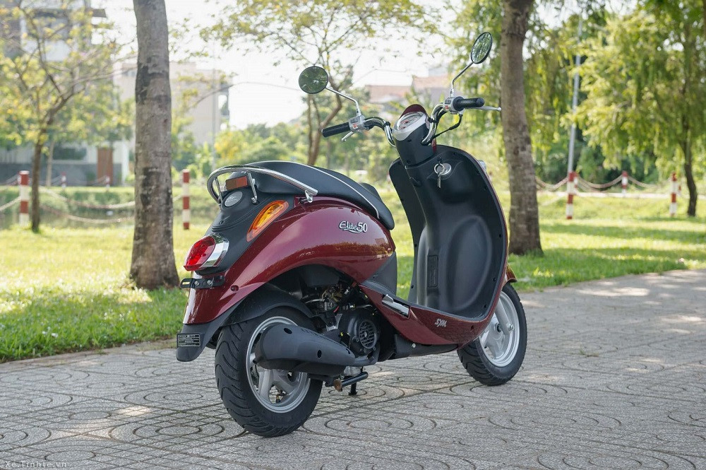 Hình ảnh xe SYM Elite 50 với thiết kế cổ điển từ góc nhìn bên hông