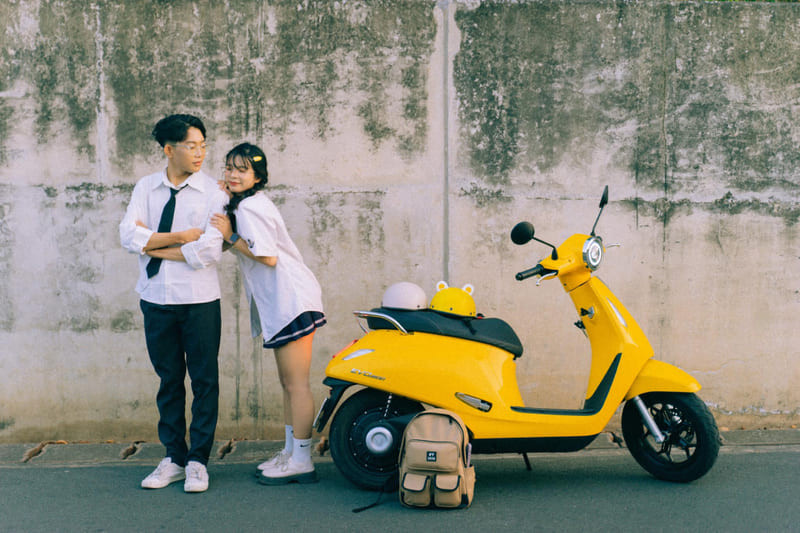 Học sinh di chuyển bằng xe máy điện trên đường đi học