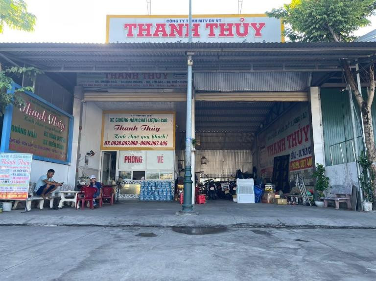 Khách hàng có thể đến quầy của nhà xe Thanh Thủy Quảng Ngãi để mua vé trực tiếp