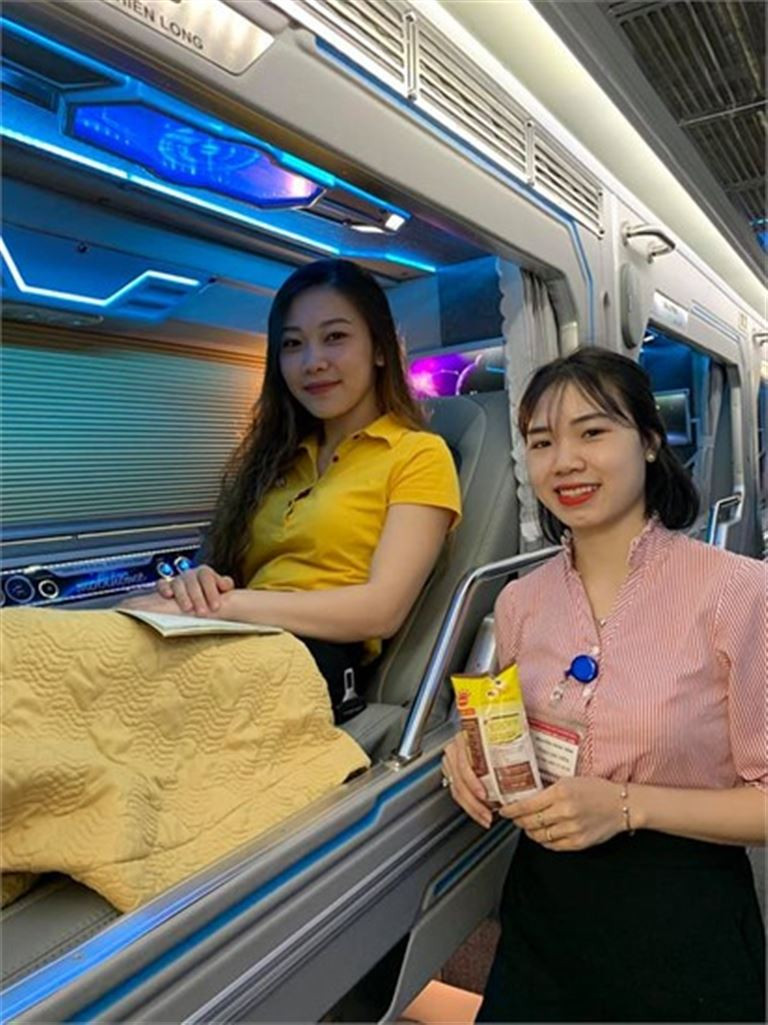 Khách hàng cực kỳ hài lòng với không gian sinh hoạt, nghỉ ngơi sang trọng đẳng cấp trên xe khách Quốc Tuấn.