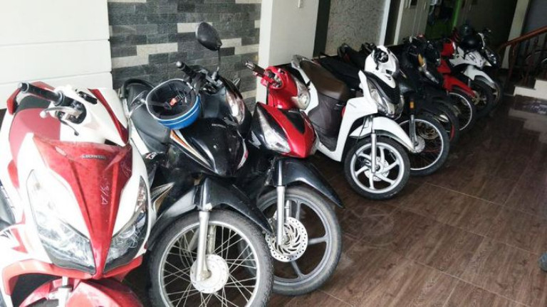 Khách hàng nhận xe máy thuê tại Thanh Hà Hotel Hưng Yên