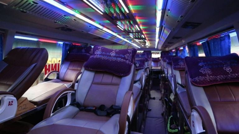 Khoảng cách giữa các ghế trên xe rất rộng nên khách hàng khi đi xe có chỗ rất thoải mái.