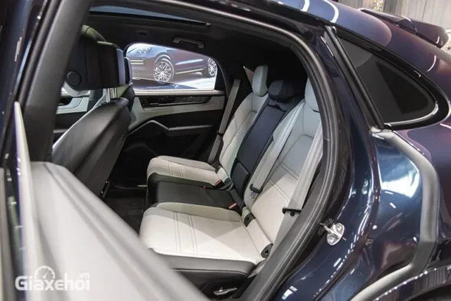 Khoang hành khách rộng rãi trên Porsche Cayenne 2024