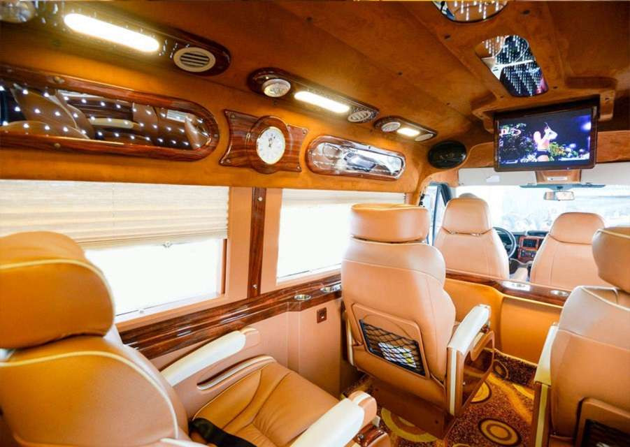 Khoang hành khách tiện nghi bên trong xe Limousine chất lượng cao phục vụ tuyến xe Đà Lạt Nha Trang