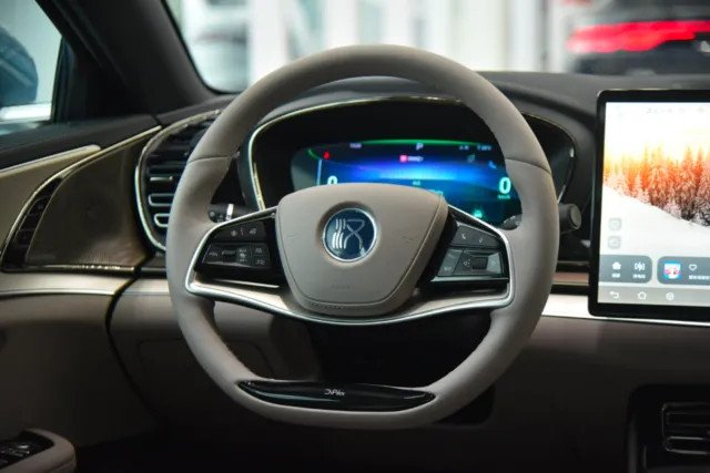 Khoang lái BYD Han sang trọng với màn hình xoay và vô lăng 2 chấu