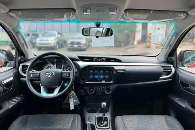 Khoang lái đơn giản với màn hình giải trí trên Toyota Hilux 2025
