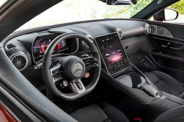 Khoang lái hiện đại và vô lăng D-Cut trên Mercedes-Benz SL 63 AMG 2024