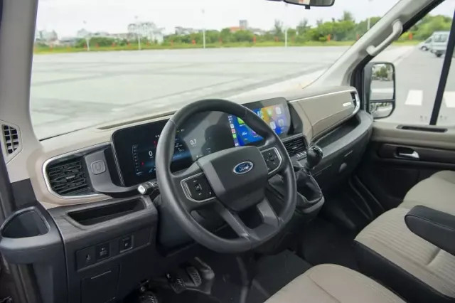 Khoang lái hiện đại với màn hình giải trí lớn của Ford Transit 2025