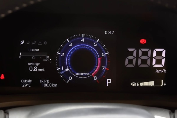 Khoang lái hiện đại với vô lăng bọc da và màn hình kỹ thuật số sau tay lái Toyota Veloz