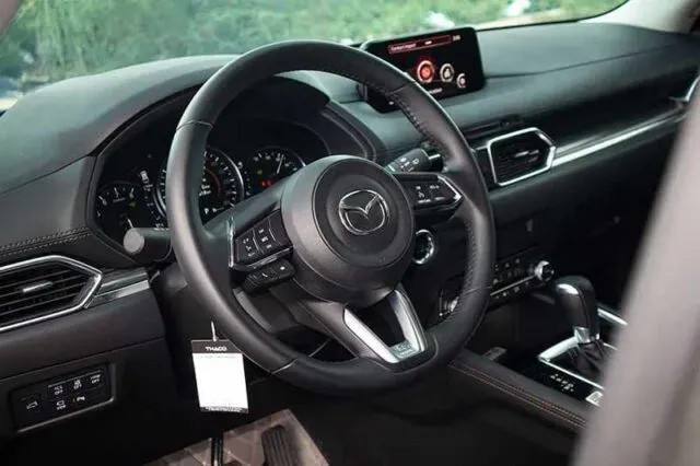 Khoang lái Mazda CX-5 2022 với vô lăng bọc da và màn hình trung tâm