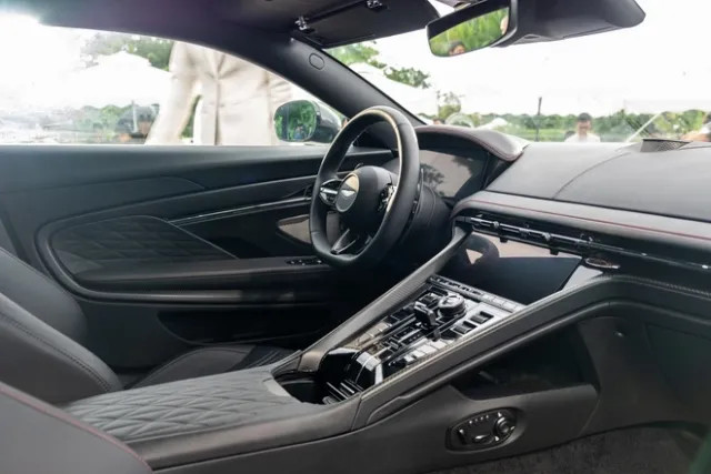 Khoang lái sang trọng và hiện đại của Aston Martin DB12