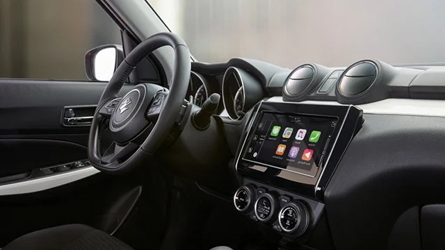 Khoang lái Suzuki Swift 2024 với vô lăng D-Cut và màn hình trung tâm