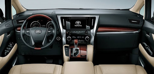 Khoang lái Toyota Alphard Luxury sang trọng với ốp gỗ, mạ crom và vô lăng bọc da